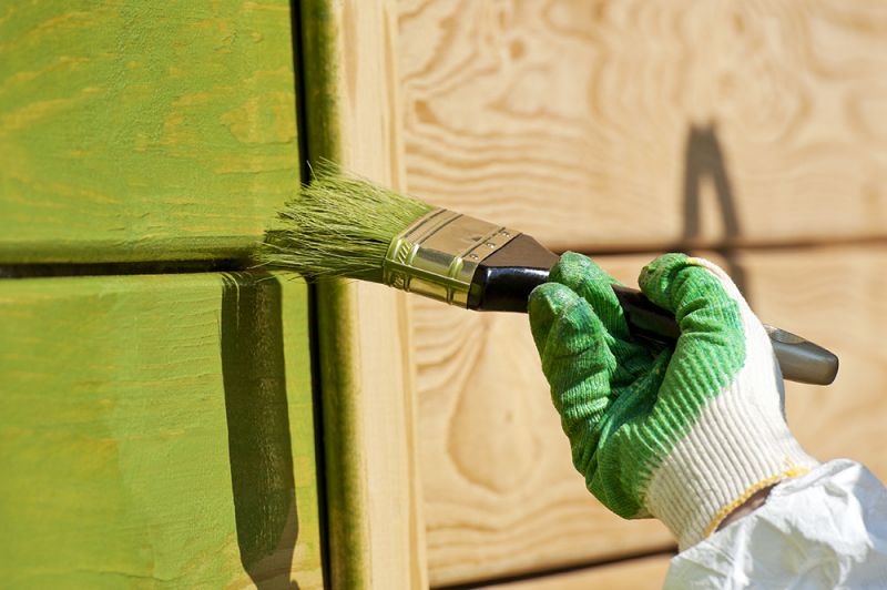 Покраска деревянного дома зеленой краской